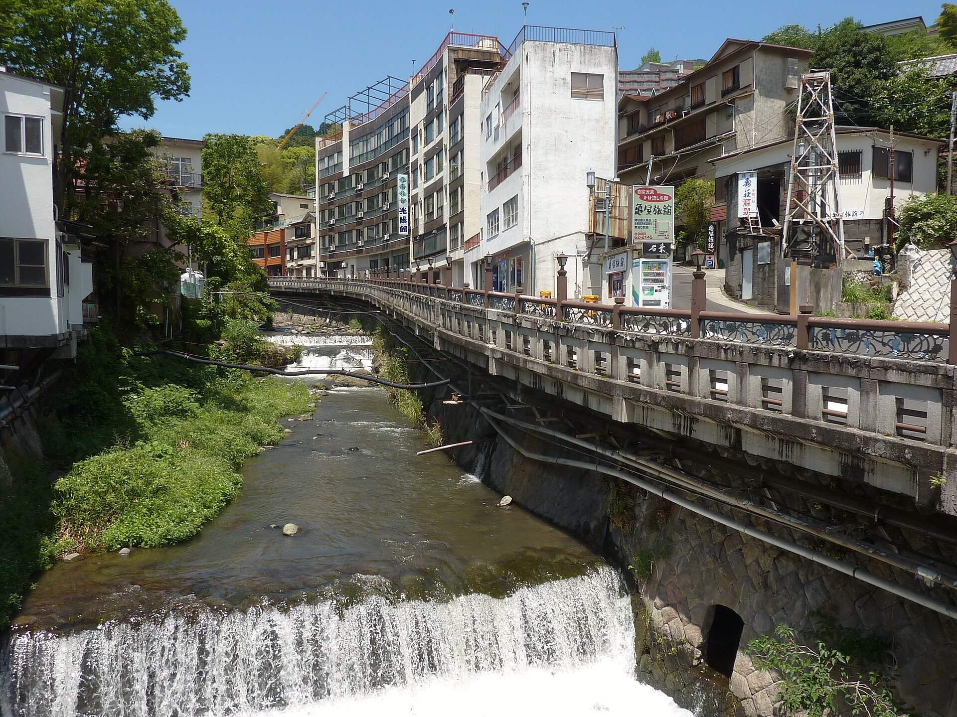 湯河原温泉を流れる藤木川と川沿いの旅館