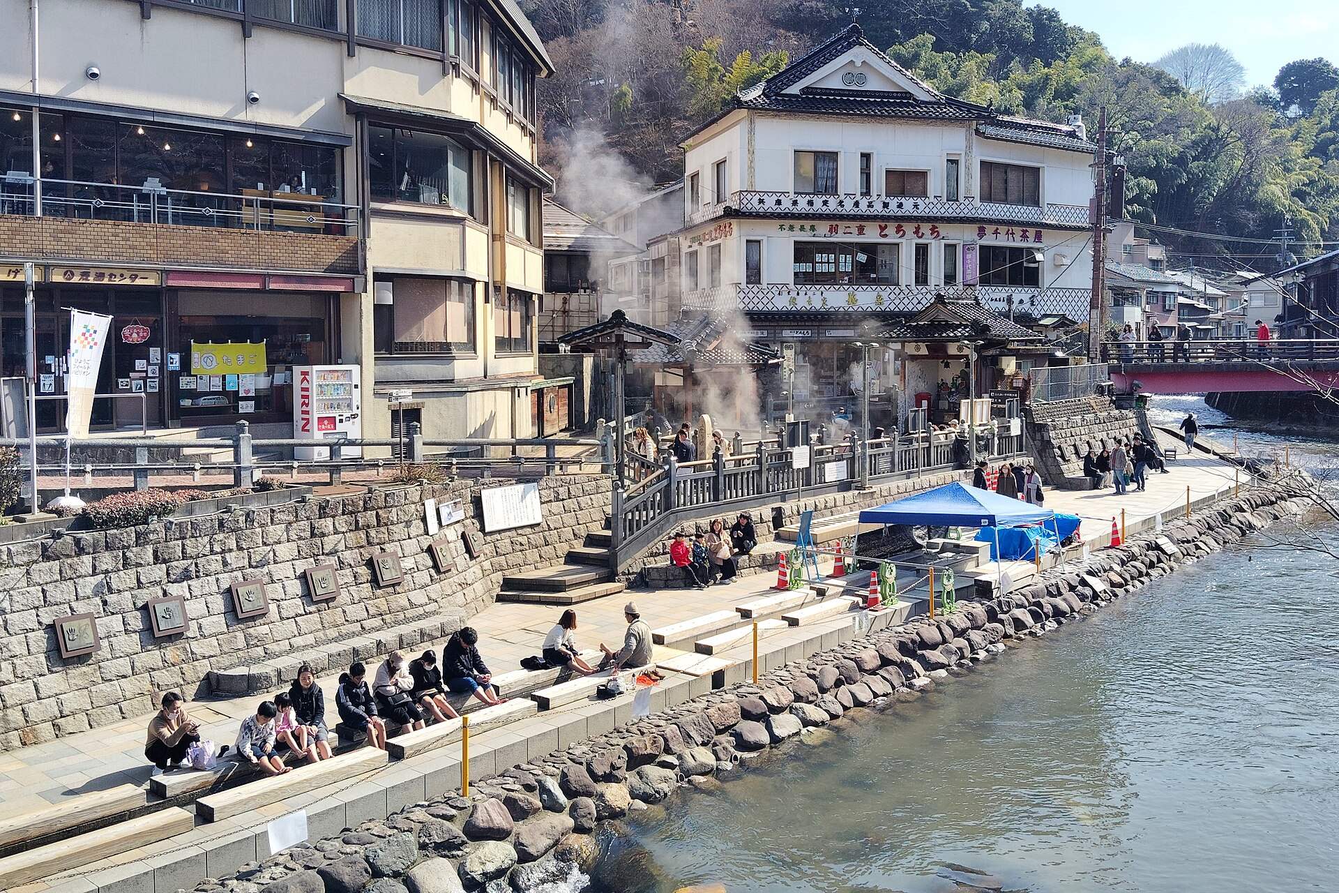 春来川沿いの湯村温泉の荒湯と足湯、湯けむり