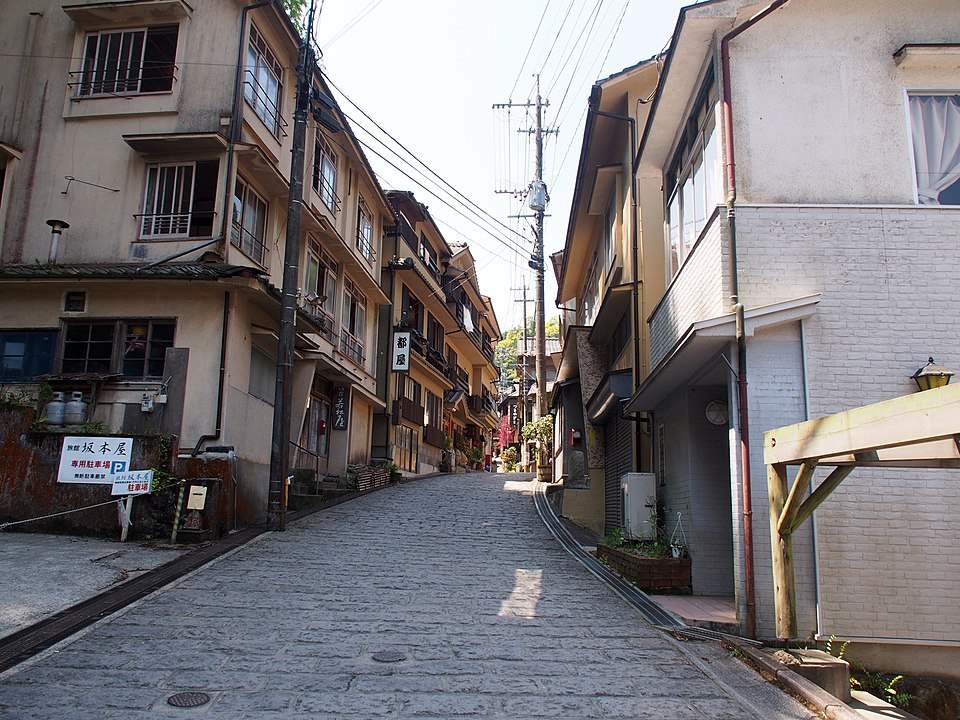 石畳の坂道に旅館が並ぶ湯平温泉の街並み