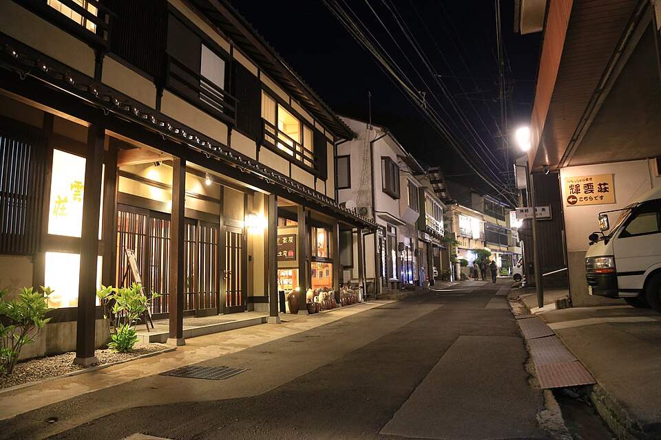 夜の温泉津温泉の街並み