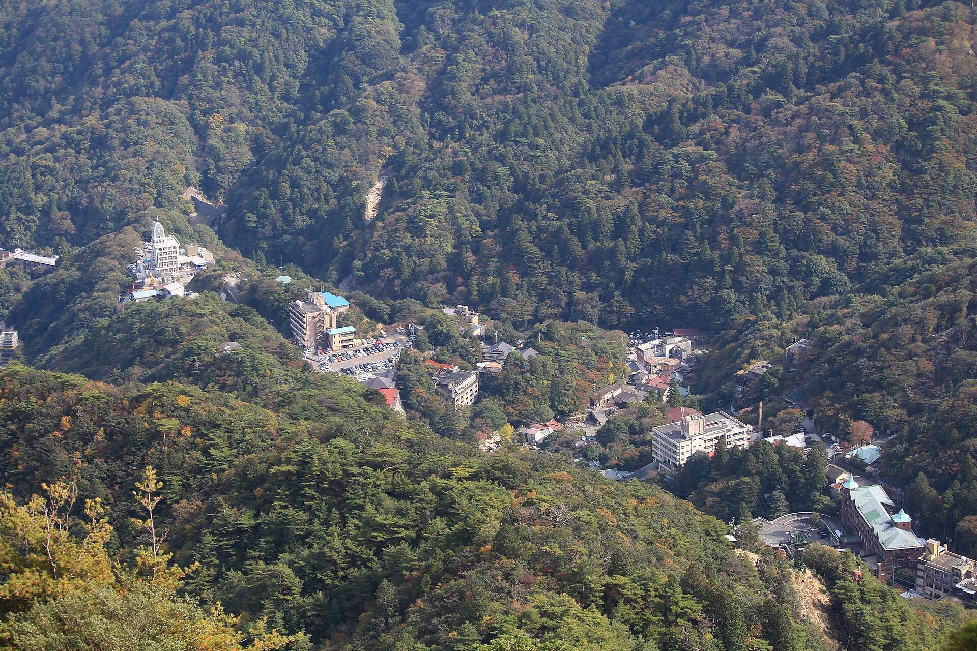御在所岳から見下ろした湯の山温泉の街並み