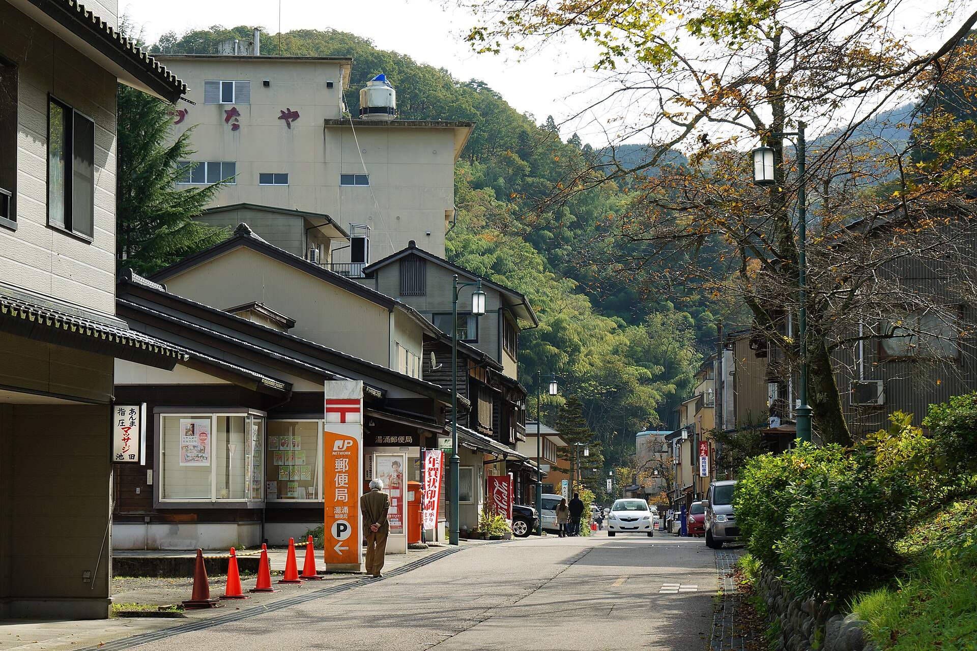 山あいの湯涌温泉の通りと旅館