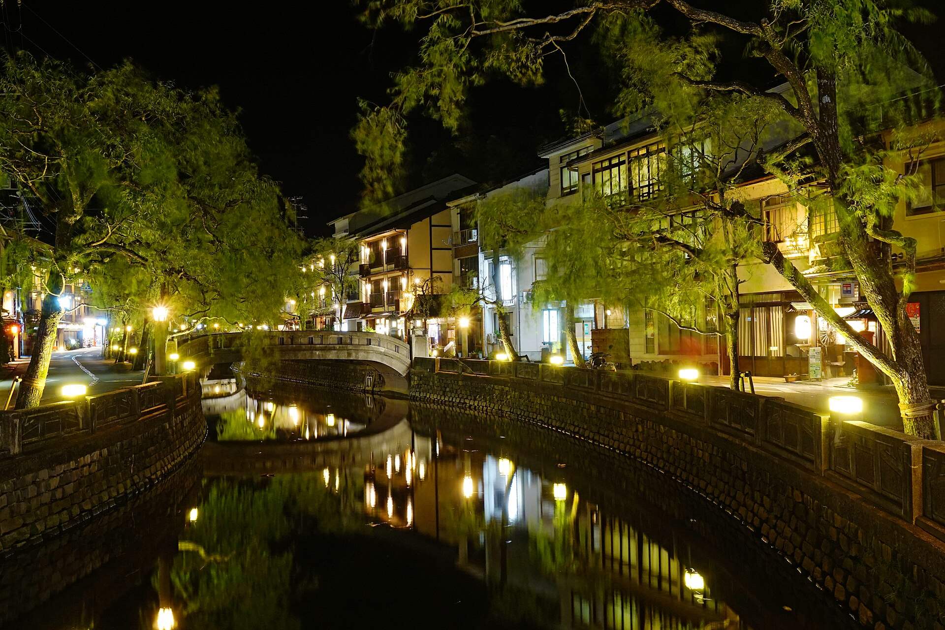 夜の城崎温泉。灯りのともる大谿川沿いの柳並木と旅館