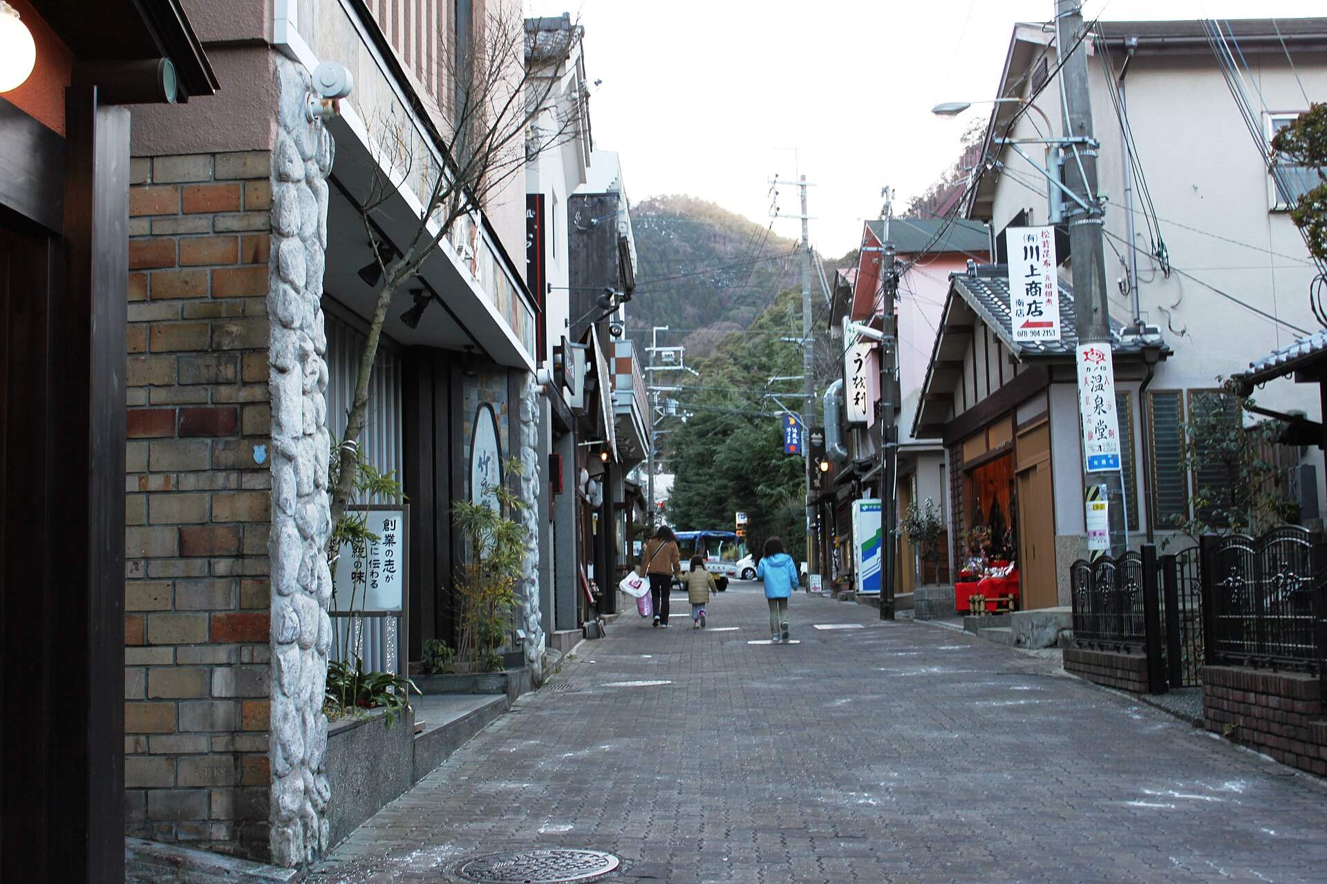 有馬温泉の石畳の通りと、旅館・商店が並ぶ温泉街