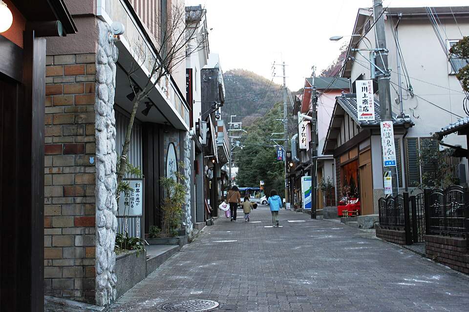 有馬温泉の石畳の通りと、旅館・商店が並ぶ温泉街