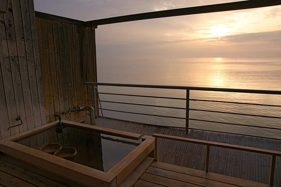 別府温泉の宿の露天風呂から見た朝の別府湾