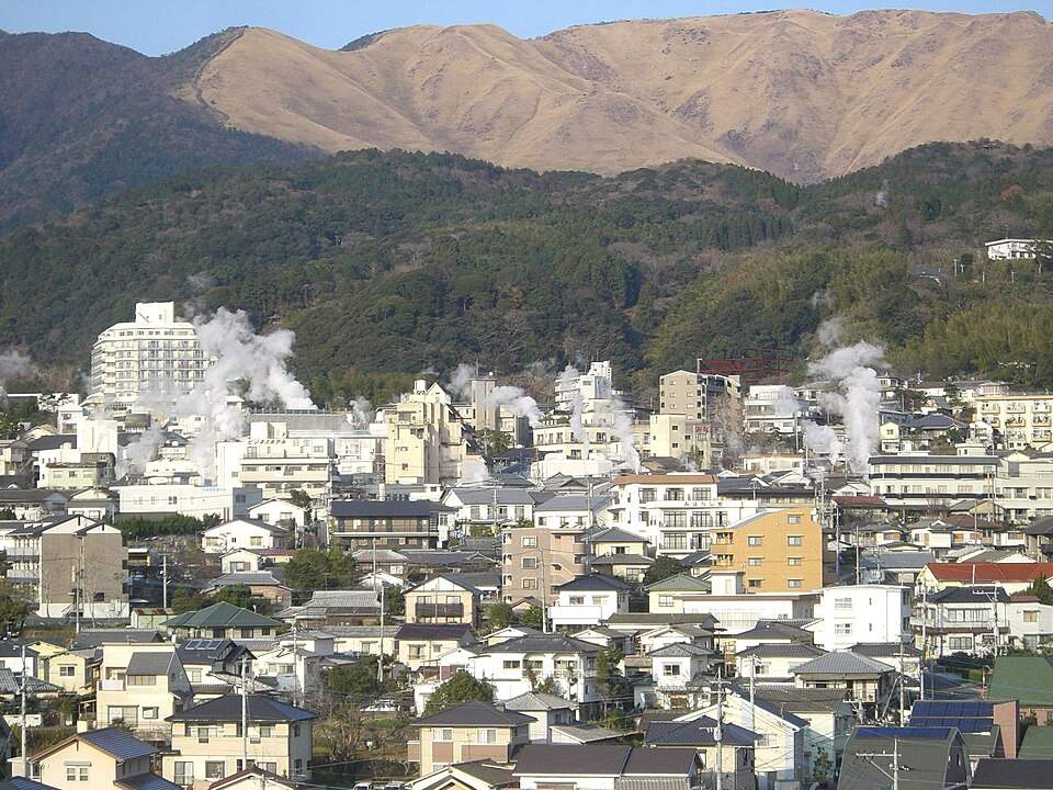 湯けむりの上がる別府・鉄輪温泉の町並み