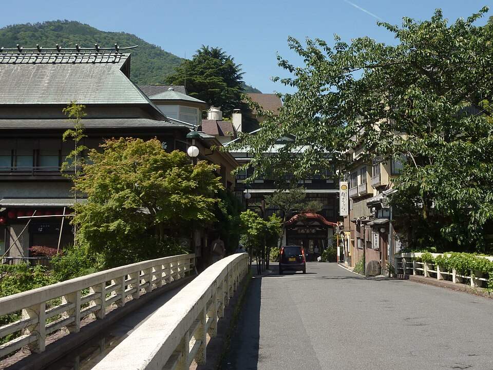 箱根湯本温泉の湯本橋と旅館が並ぶ通り