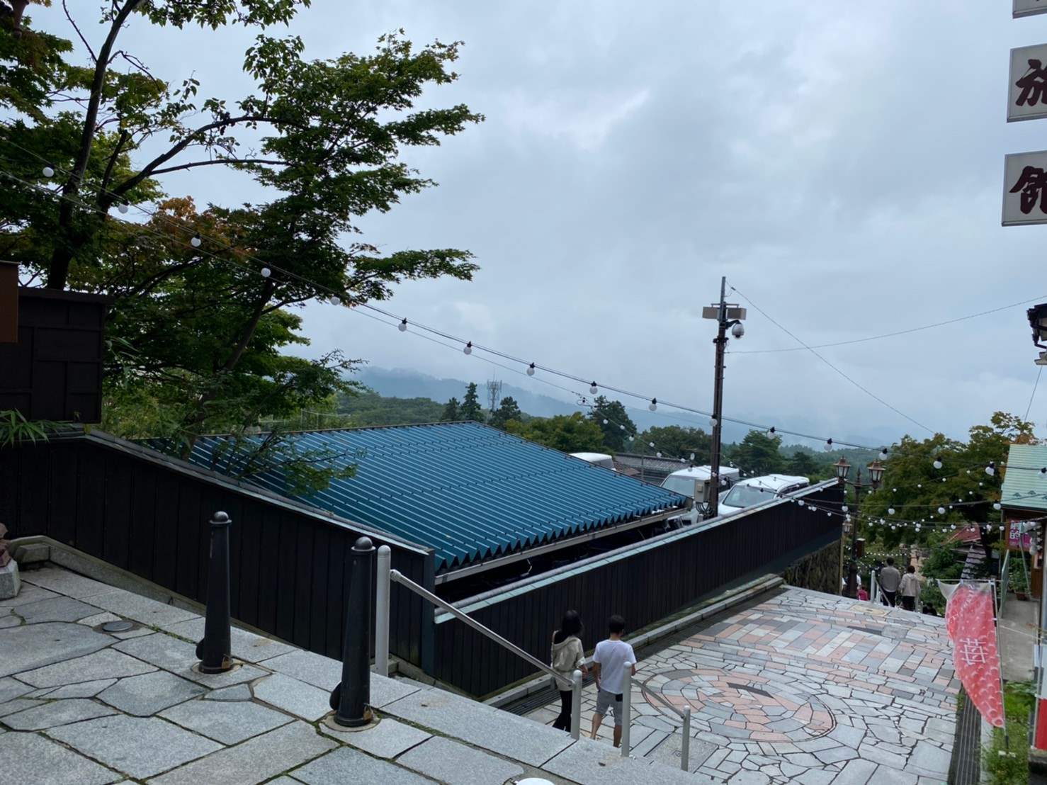 伊香保温泉の石段街の上から見下ろした石段と温泉街