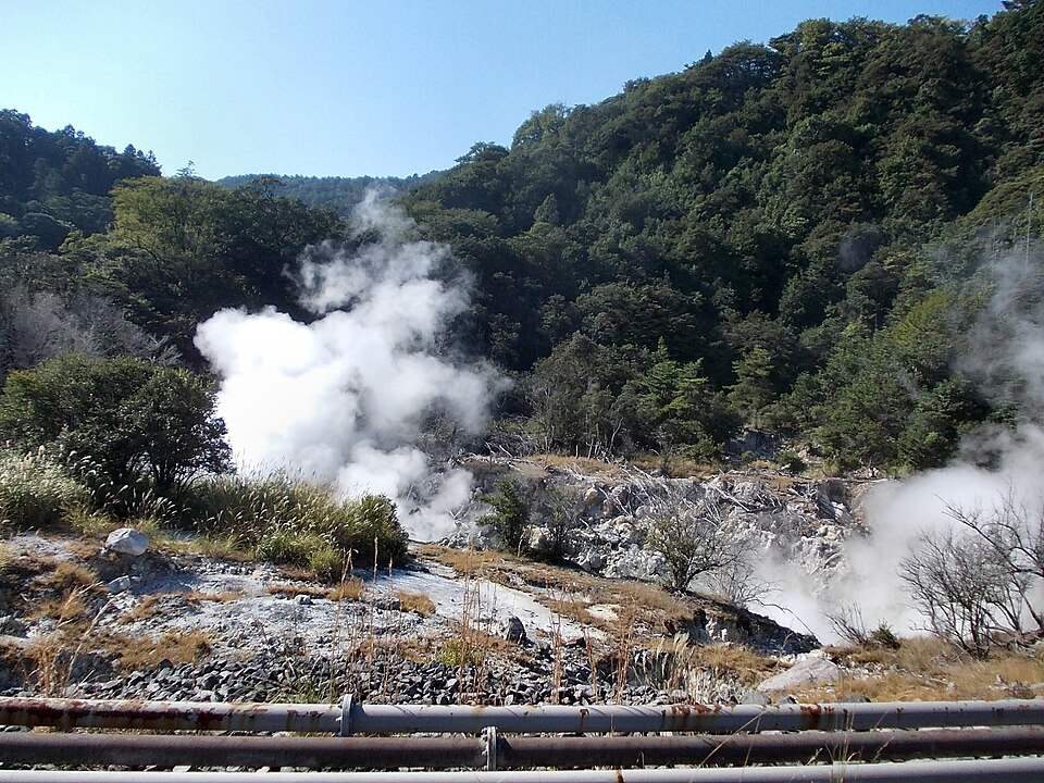 霧島温泉郷 硫黄谷の噴気。山肌から白い湯けむりが上がる