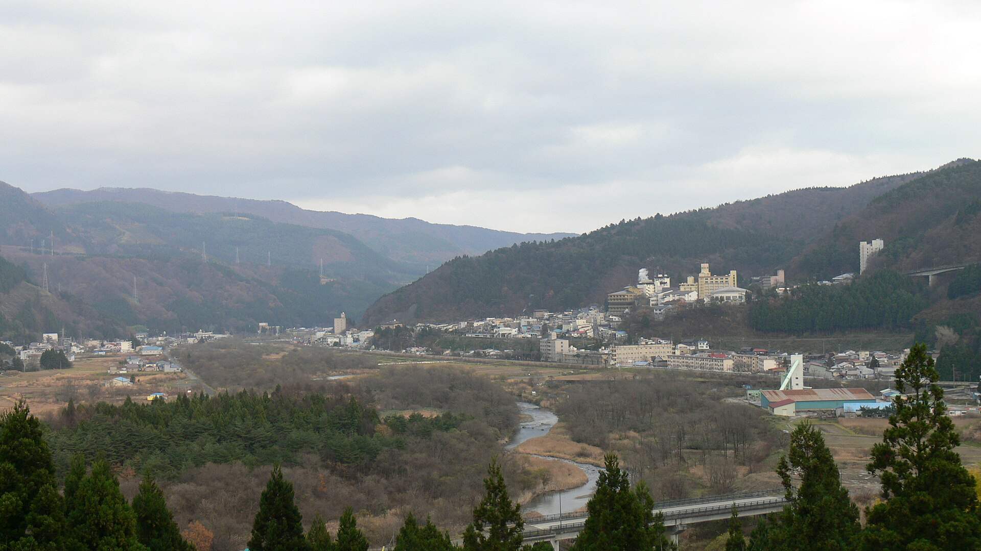 山あいの谷に広がる鳴子温泉郷の遠景