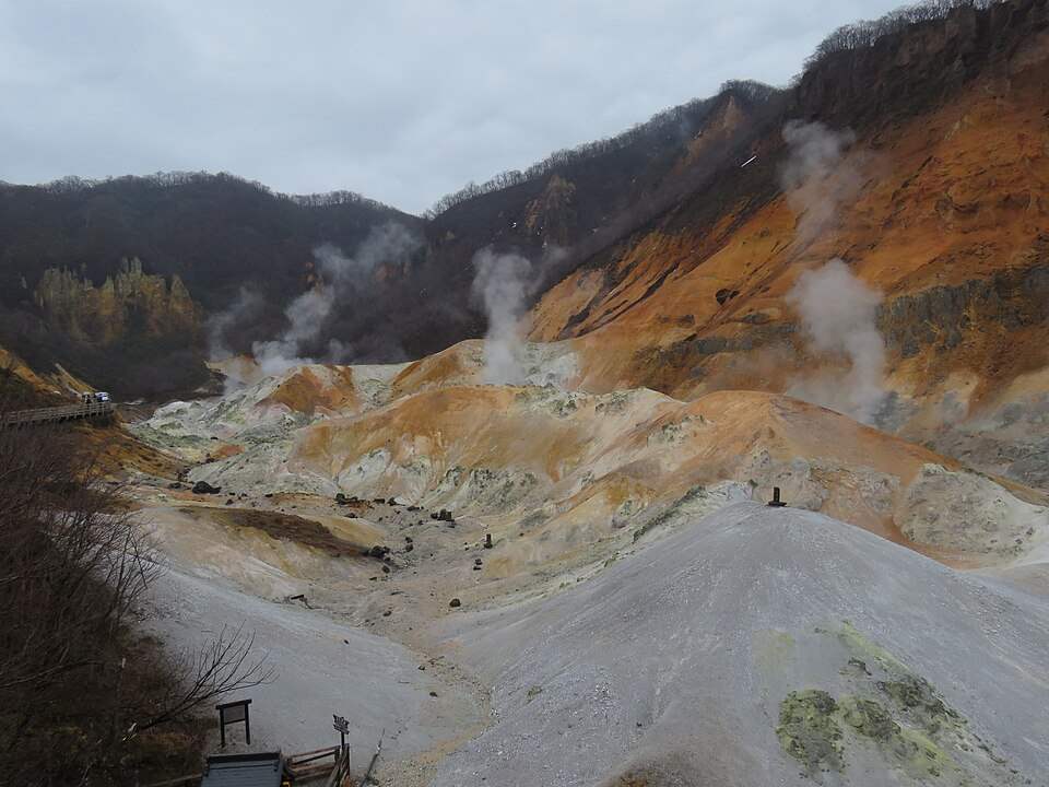 登別温泉の地獄谷。黄色や白の岩肌のあちこちから湯けむりが上がる