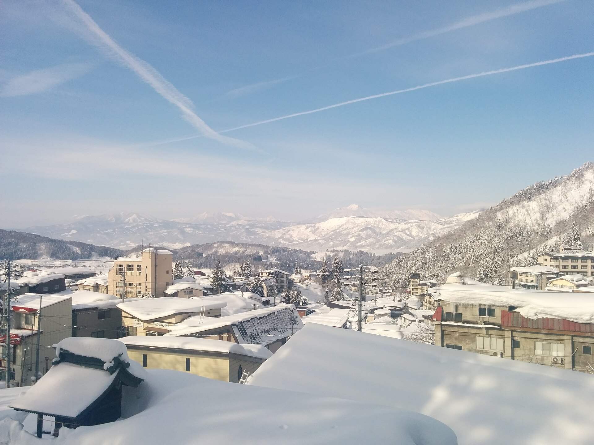 雪の野沢温泉の町並みと山々