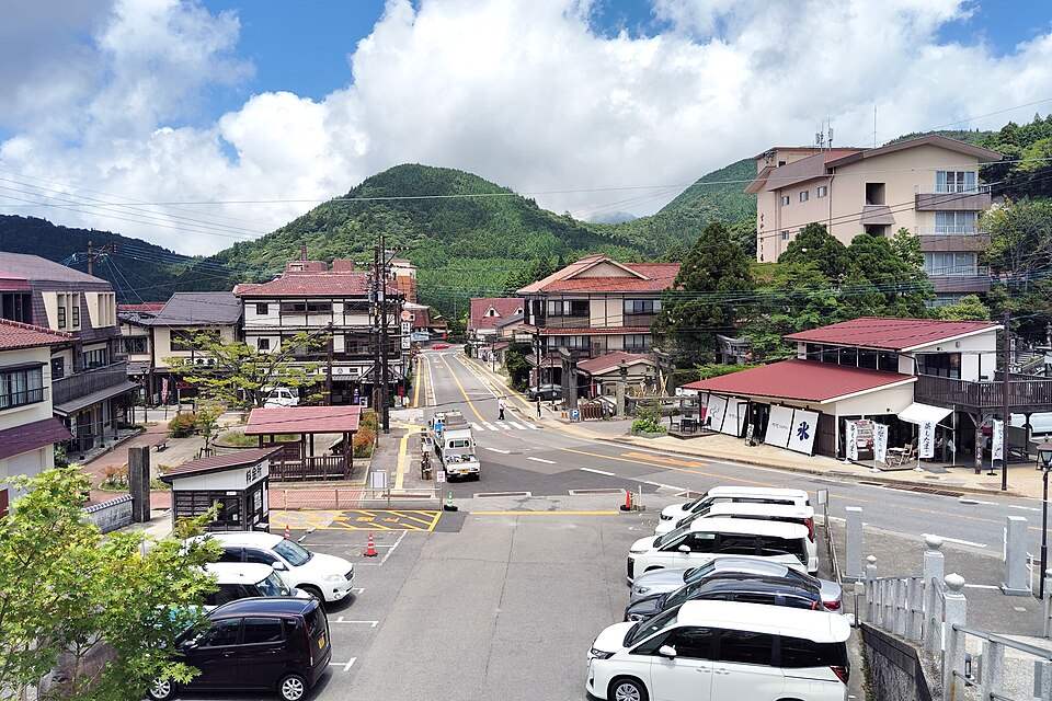 山に囲まれた雲仙温泉の中心街の通りと旅館