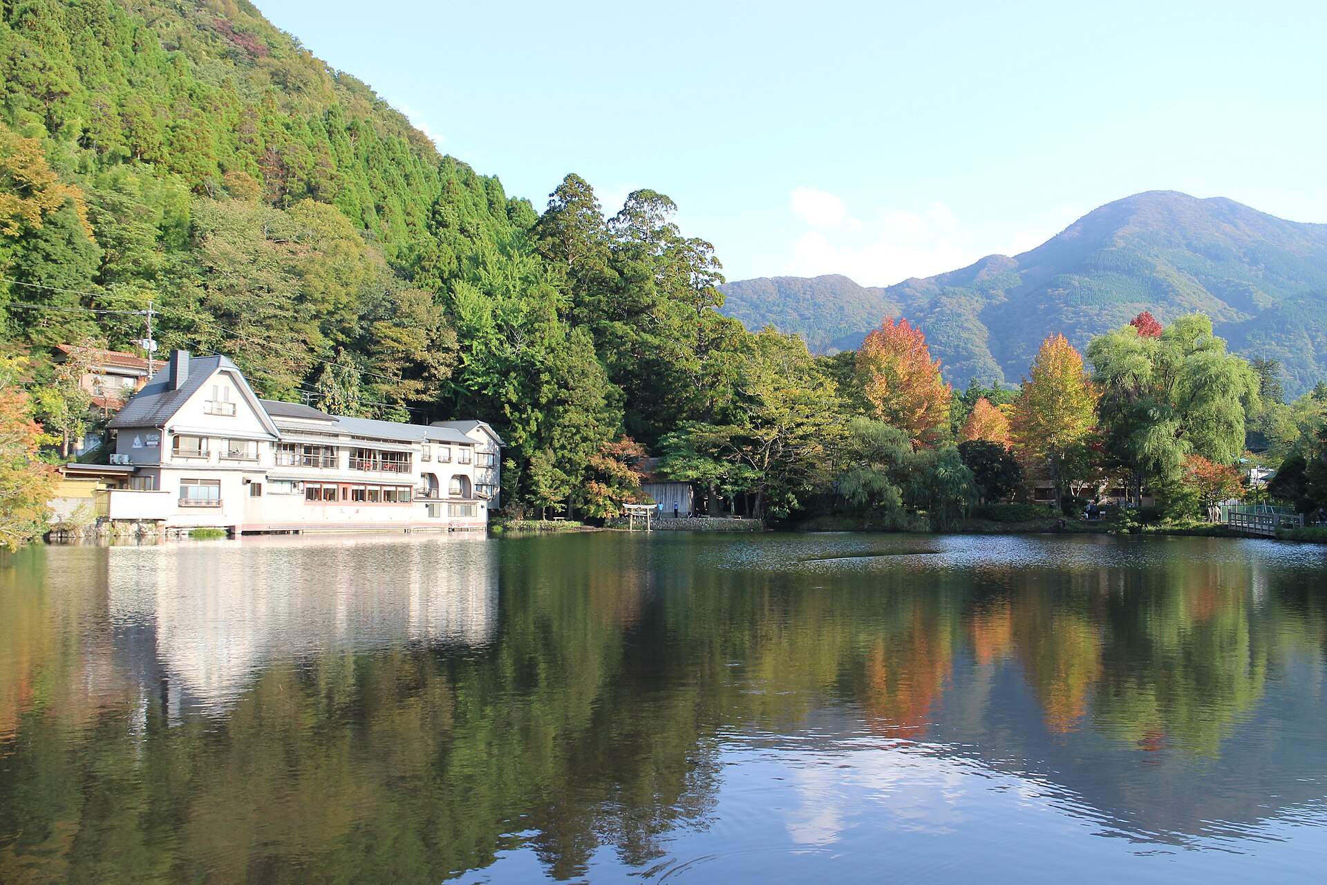 由布院温泉の金鱗湖。湖面に映る紅葉と山